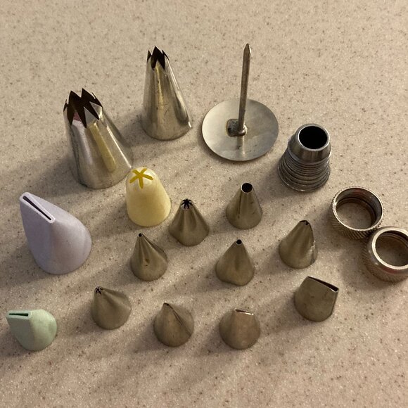 Vintage Cake Decorating Kit - Picture 5 of 6